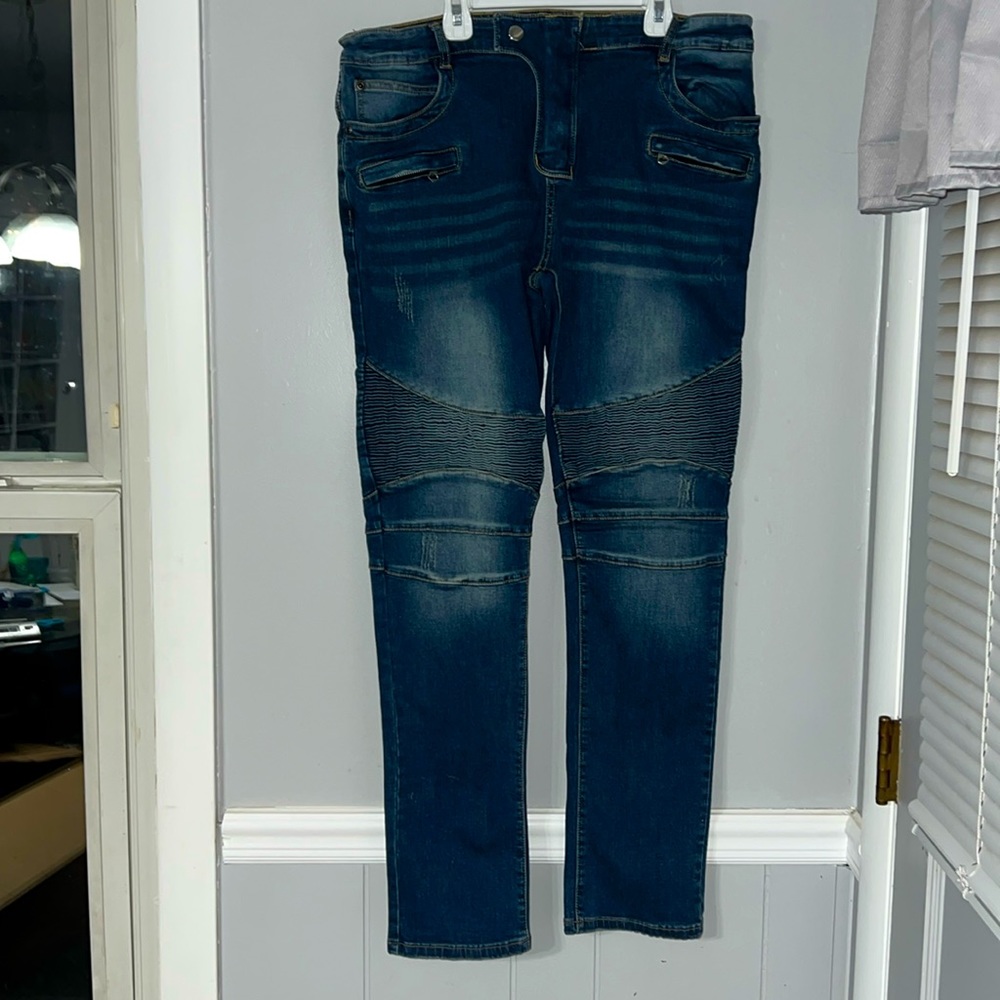 Men's size 36 x 30 inseam blue denim jeans.